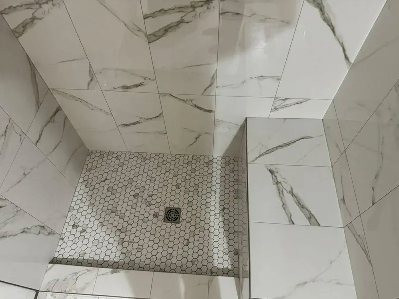 Hexagon mosaic shower base with bench and porcelain marble-imitation tile