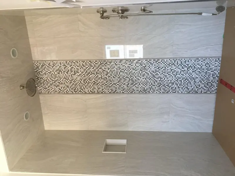 Porcelain marble-imitation tile with 1x2 mosaic square accent